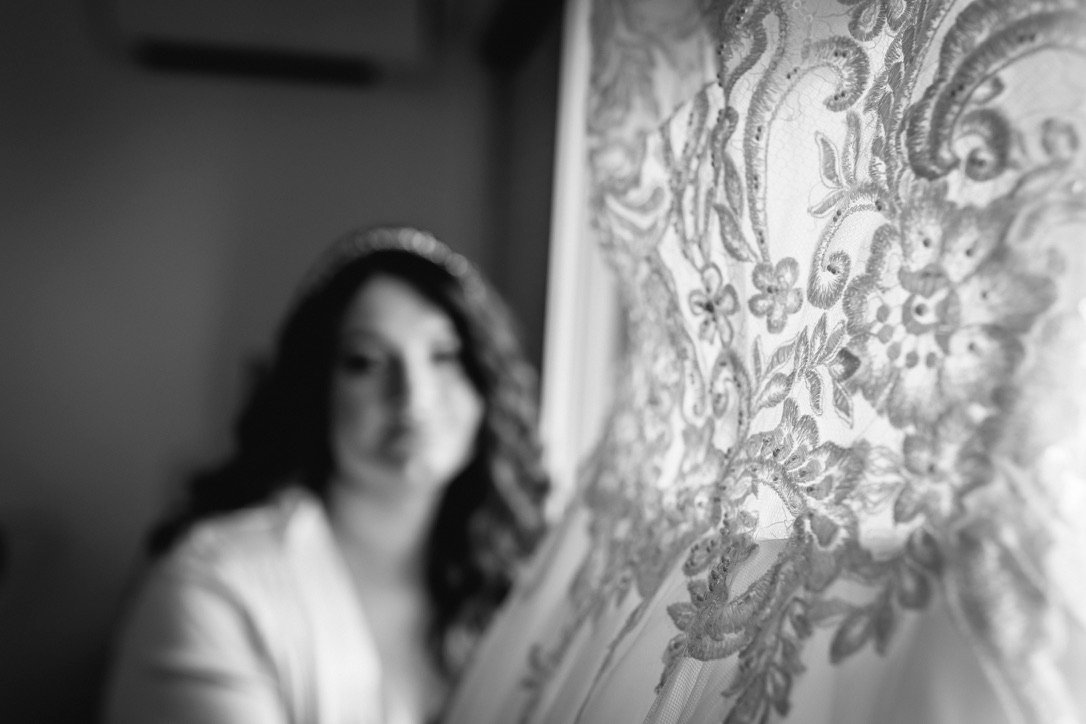 Le regard d’une mariée sur la robe qu’elle va enfiler dans un instant.