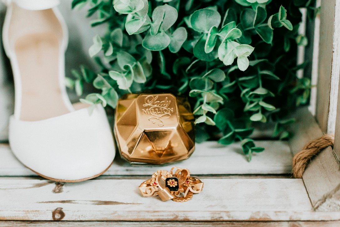 Les escarpins, le parfum, les bijoux — tout ce qui compose un matin.