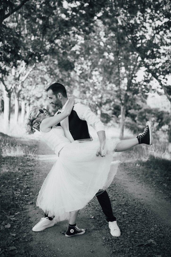Un pas de danse improvisé, les baskets qui s’envolent, le fou rire.