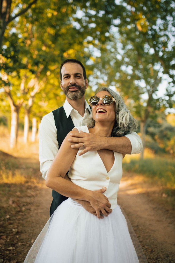 Un couple enlacé sur un chemin doré, au coucher du soleil