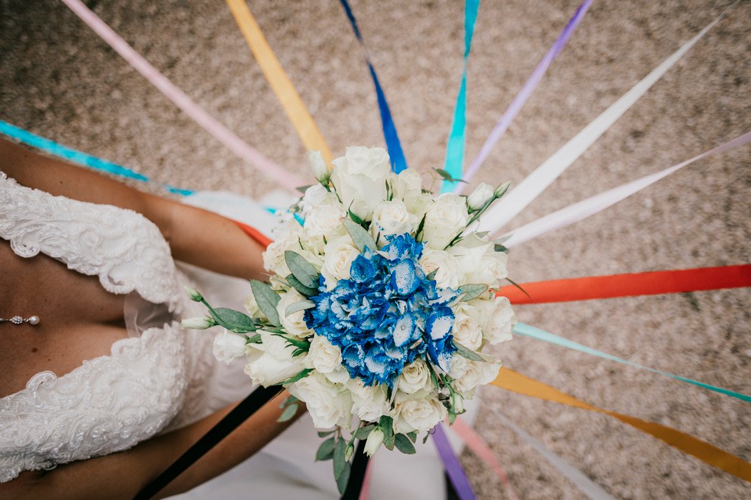 Le bouquet au centre, les rubans en étoile — une tradition qui fait rire.
