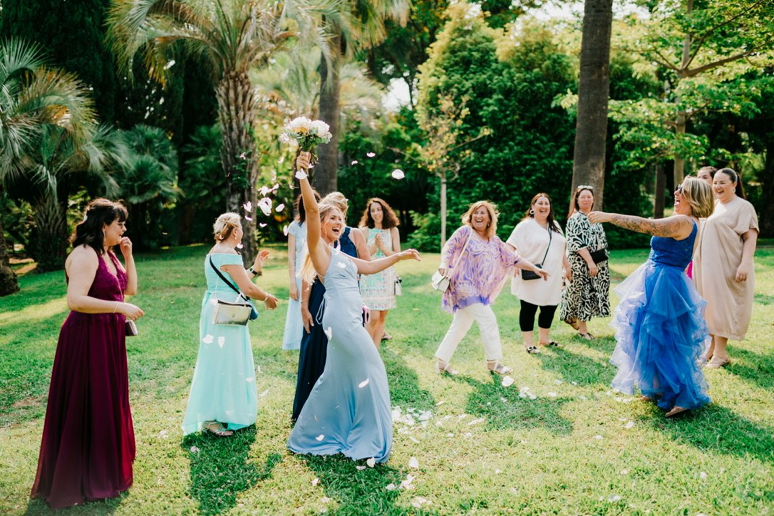 Le bouquet en l’air, les mains tendues, l’éclat de rire des copines.