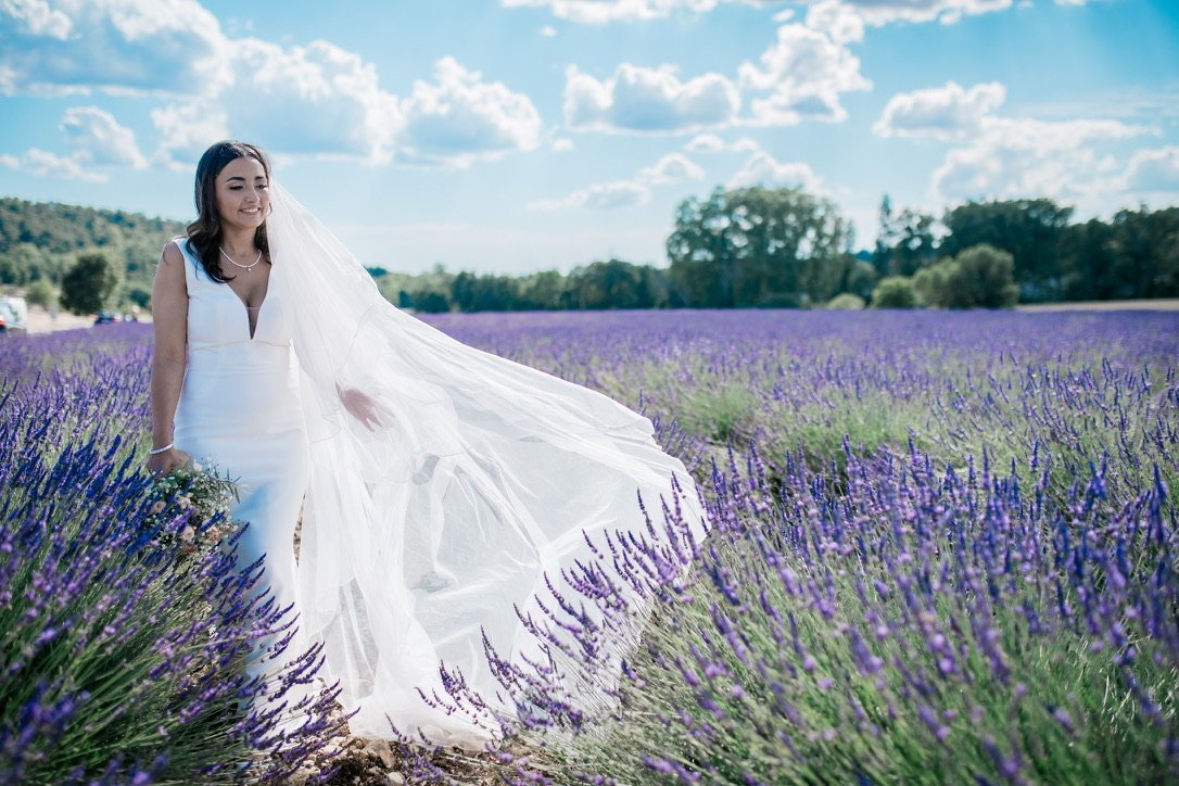Une mariée dans un champ de lavande en Provence