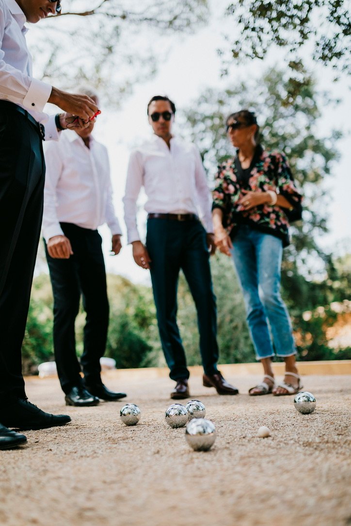 Une partie de pétanque au soleil pendant un mariage