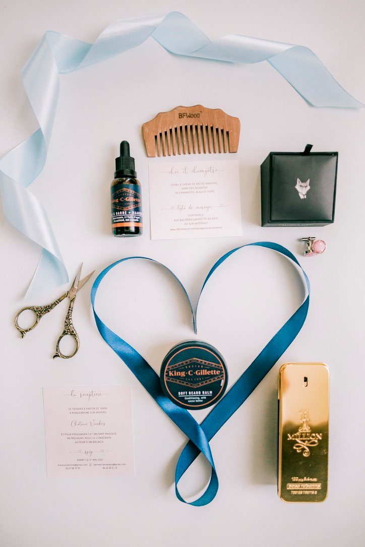 Le parfum, le baume à barbe, le ruban bleu — les petits rituels d’avant.